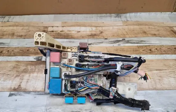 Toyota Yaris Fuse box set 8273052321