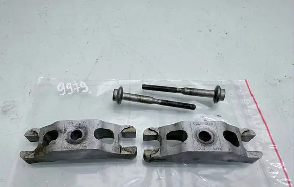 Volkswagen PASSAT B6 Fuel Injector clamp holder 03L216