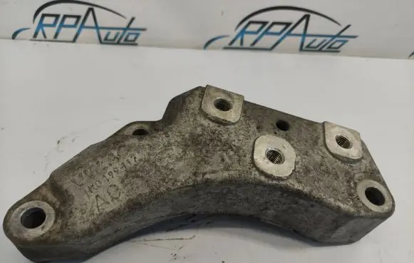 Volkswagen Caddy Engine mounting bracket 1K0199117
