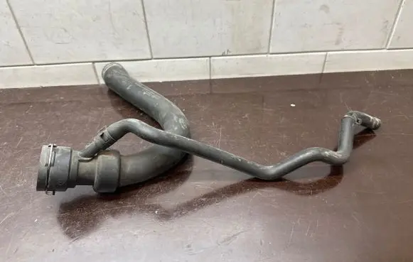 Audi A4 S4 B7 8E 8H Engine coolant pipe/hose 8E0121044N
