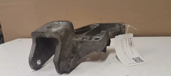 Engine mounting bracket