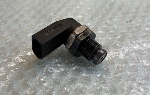 BMW 3 E46 Fuel pressure sensor 0281002497