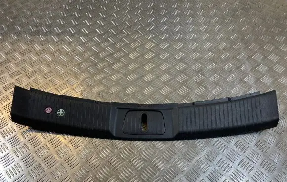 Trunk/boot sill cover protection