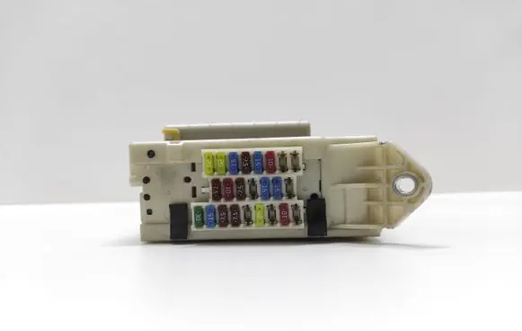 Lexus IS 220D-250-350 Fuse module 8273053021 6G181273