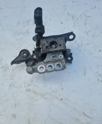 Toyota RAV 4 (XA50) Engine mount bracket