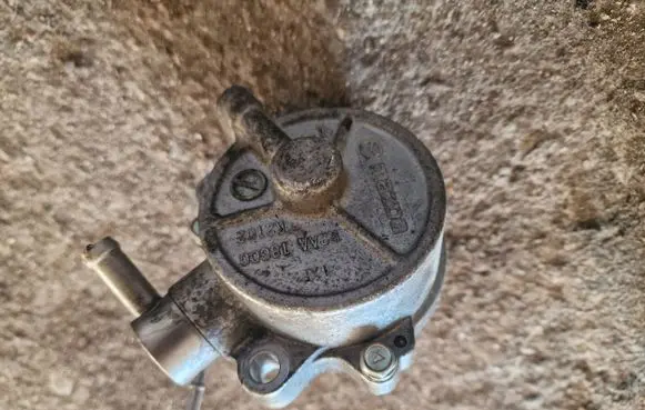 Mazda CX-7 Vacuum pump R2AA18G00