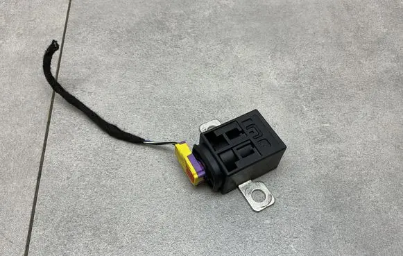 Audi A4 S4 B8 8K Battery relay fuse 4F0915519