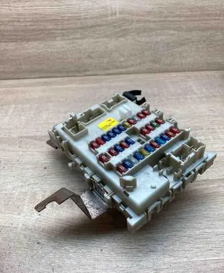 Nissan Almera Tino Fuse module 243504U100 0323001