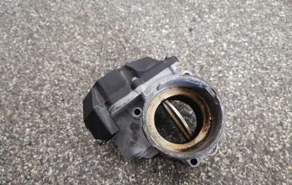 Volkswagen Golf V Throttle valve 03G128063G