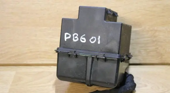 Volkswagen PASSAT B6 Relay mounting block 1K0937311C