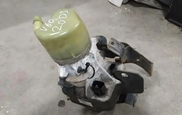 Volvo S60 Power steering pump 31329145