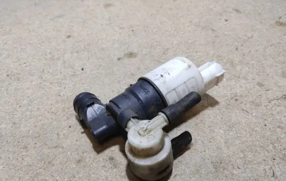 Volvo V60 Windscreen/windshield washer pump BK2117K624BA AV6117K624AA