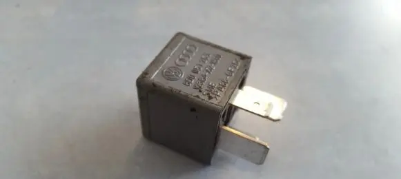 Volkswagen PASSAT B5.5 Other relay 8D0951253