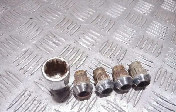 Mitsubishi Carisma Anti-theft wheel nuts and lock 