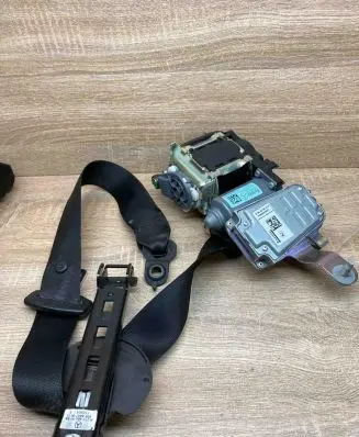 Mercedes-Benz E W212 Front seatbelt 615585000 610035800D