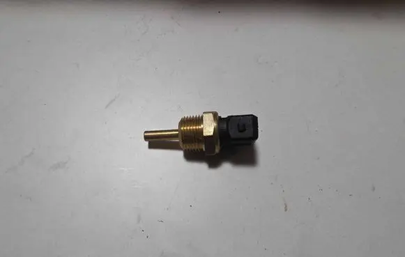 Mitsubishi 3000 GT Coolant temperature sensor MD149338