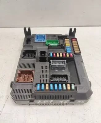 Peugeot 208 I Fuse module 9807531680