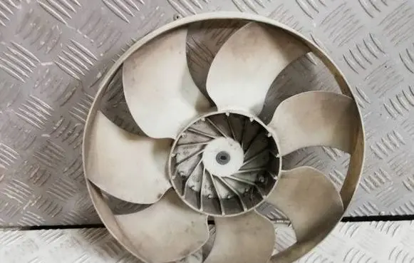 Radiator cooling fan shroud