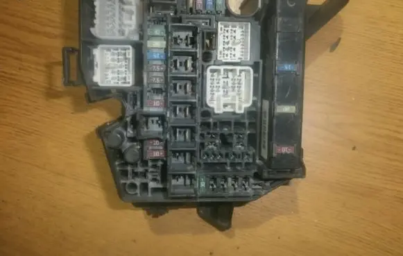 Toyota Yaris Fuse box set 8264147020