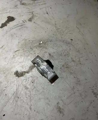 Toyota Prius (NHW20) Engine mount bracket