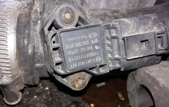 Volkswagen PASSAT B7 Air pressure sensor 03G906051E