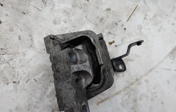 Volkswagen Touran I Engine mounting bracket 