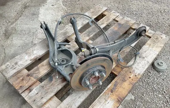 Rear wheel hub spindle/knuckle