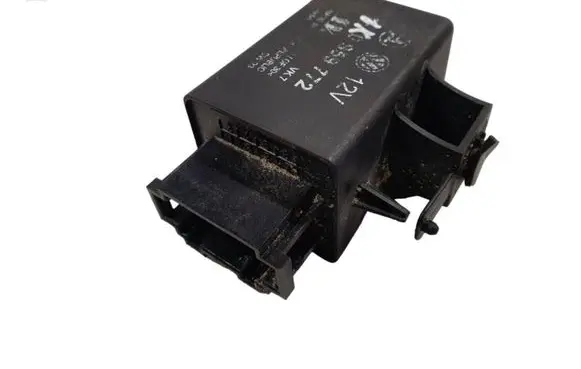 Volkswagen PASSAT B7 Seat heating relay 1K0959772