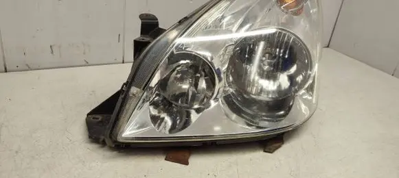 Toyota Corolla Verso E121 Headlight/headlamp 811300F020