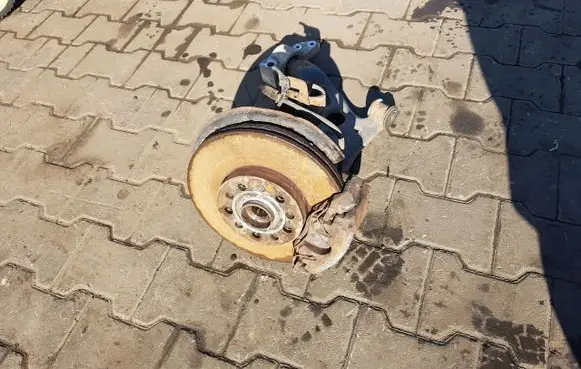 Skoda Octavia Mk2 (1Z) Front wheel hub spindle knuckle
