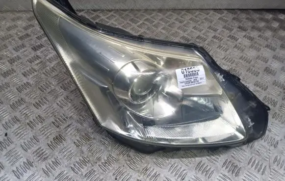 Toyota Avensis Verso Headlight/headlamp