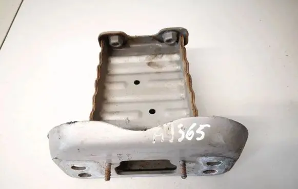 Toyota Yaris Front bumper mounting bracket
