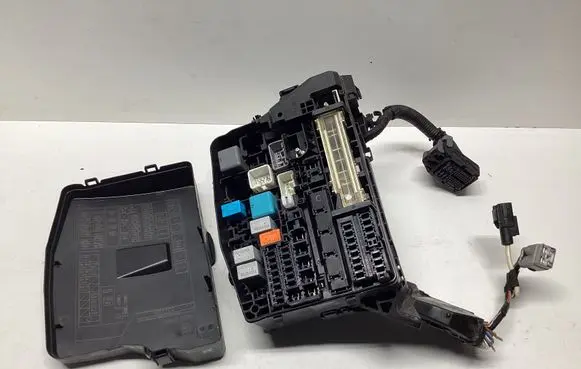 Toyota Avensis T270 Fuse box set 8266205150