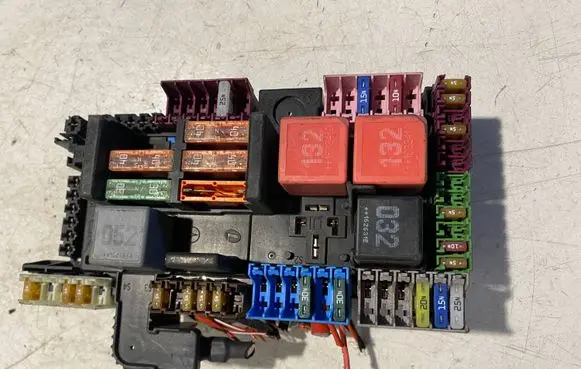 Mercedes-Benz C AMG W205 Fuse module A2059068501 ZGS003 162822595