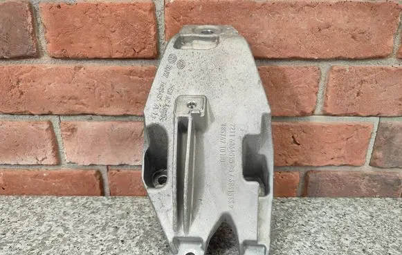 BMW 5 G30 G31 Engine mounting bracket 6864595