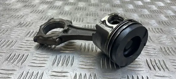 Opel Astra H Piston with connecting rod