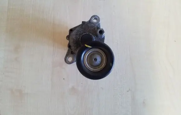 KIA Sportage Generator/alternator belt tensioner 252812A200