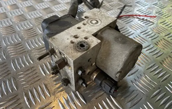 Nissan X-Trail T30 ABS Pump 476008H710