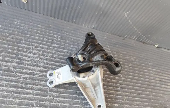 KIA Sportage Engine mount bracket 21810P0520