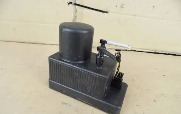 Mercedes-Benz C W203 Central locking vacuum pump 2038000048 0132006365 03077100134