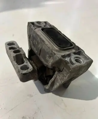 Volkswagen PASSAT B6 Engine mount bracket 1K0199262