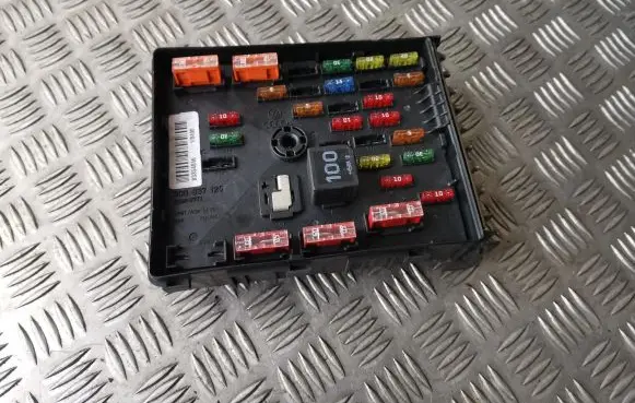 Volkswagen PASSAT B6 Fuse module 3C0937125 63592777