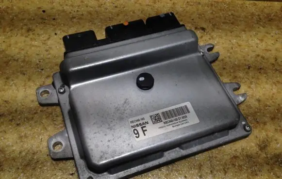 Nissan Juke I F15 Engine control unit/module MEC940160