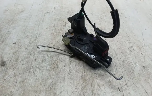 Opel Zafira B Front door lock 13210748