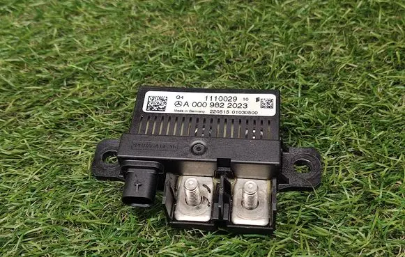 Mercedes-Benz C W204 Charging relay A0009822023
