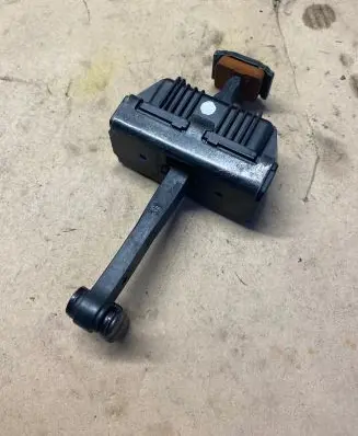 BMW 5 E60 E61 Front door check strap stopper 7176804