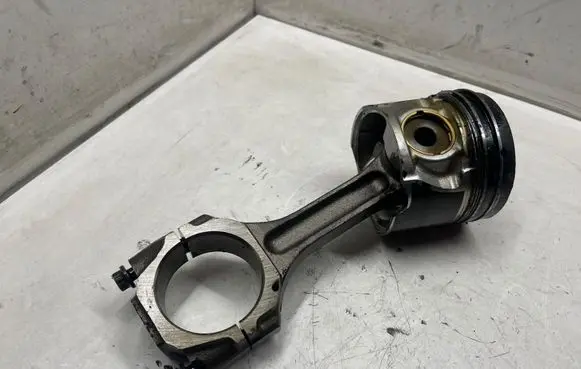 Hyundai Santa Fe Piston with connecting rod