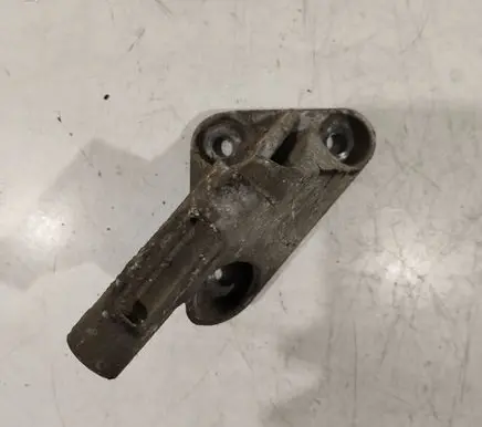 Nissan X-Trail T30 Engine mounting bracket