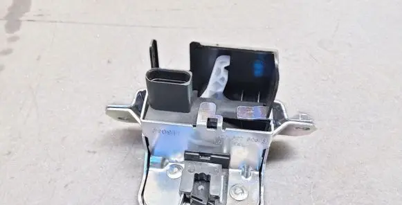 Volkswagen Touareg I Tailgate lock latch 7L0827505G 7L0827505
