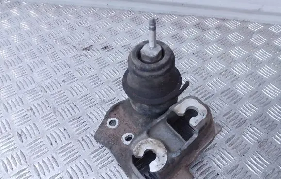 Subaru Outback Engine mount bracket